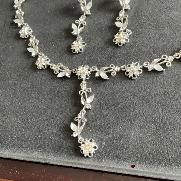 Set of necklace and earrings - Picture 3 of 4